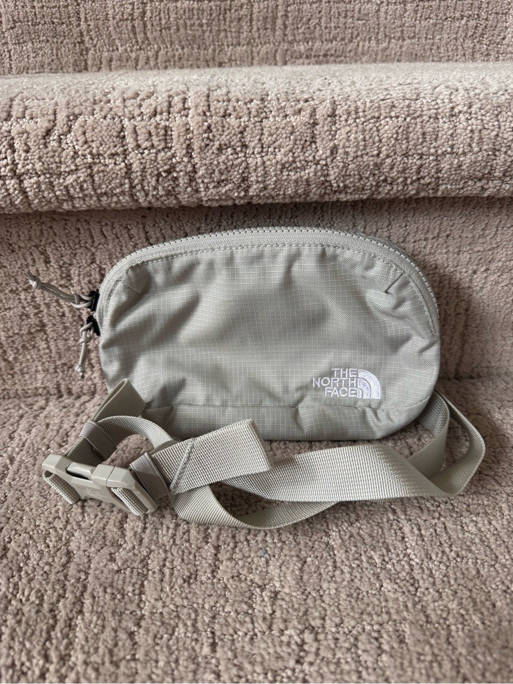 NWOT The North Face 1L Travel Hip Pack